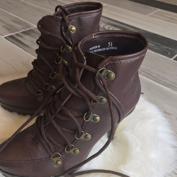 Bamboo Harper Lace-up Platform Ankle Boots - Picture 8 of 8